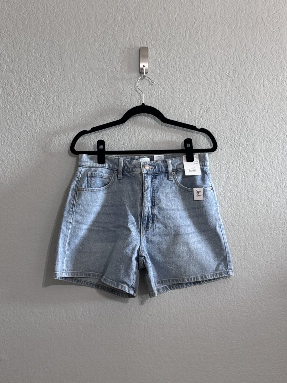 Time and Tru High Rise Denim Shorts Light Wash Size 8 NWT 5" Inseam